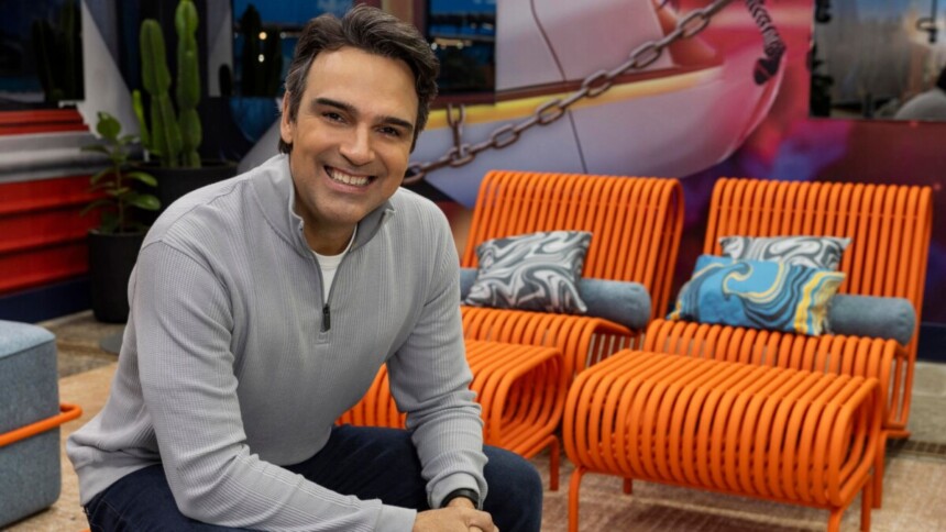 Tadeu Schmidt sorrindo em foto posada na Casa do BBB 26