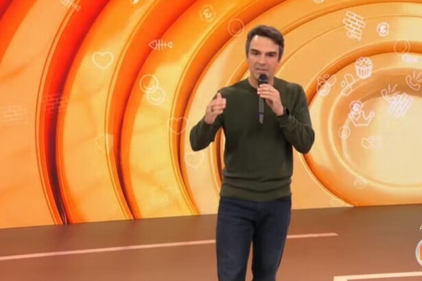 Tadeu Schmidt revelando spoiler da dinâmica da semana no cenário do BBB 26