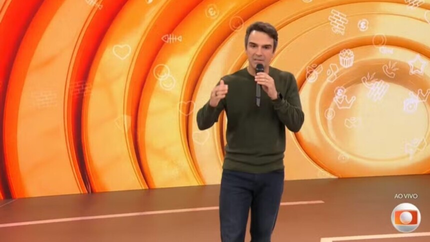 Tadeu Schmidt revelando spoiler da dinâmica da semana no cenário do BBB 26