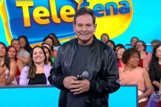 Luís Ricardo segura o microfone do SBT nas mãos no meio da plateia do cenário da Tele Sena Semanal edição 88