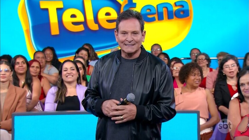 Luís Ricardo segura o microfone do SBT nas mãos no meio da plateia do cenário da Tele Sena Semanal edição 88