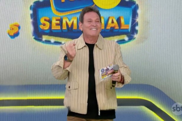 Luis Ricardo sorrir e segura o bilhete da edição 85 da Tele Sena Semanal