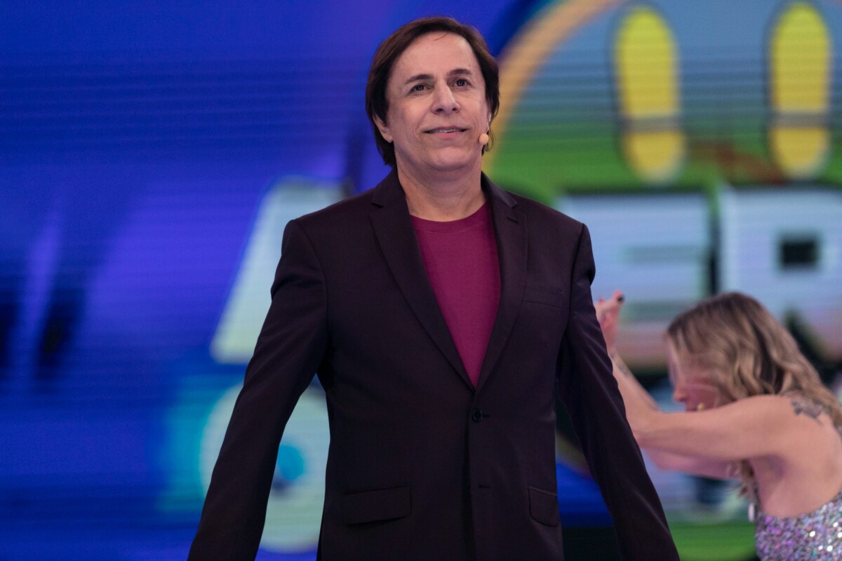 Tom Cavalcante em pé no centro do cenário