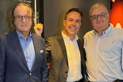 Tutinha, Rinaldi Faria e Marcelo Carvalho em foto posada na redação da Jovem Pan