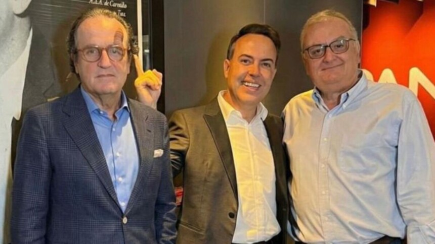 Tutinha, Rinaldi Faria e Marcelo Carvalho em foto posada na redação da Jovem Pan