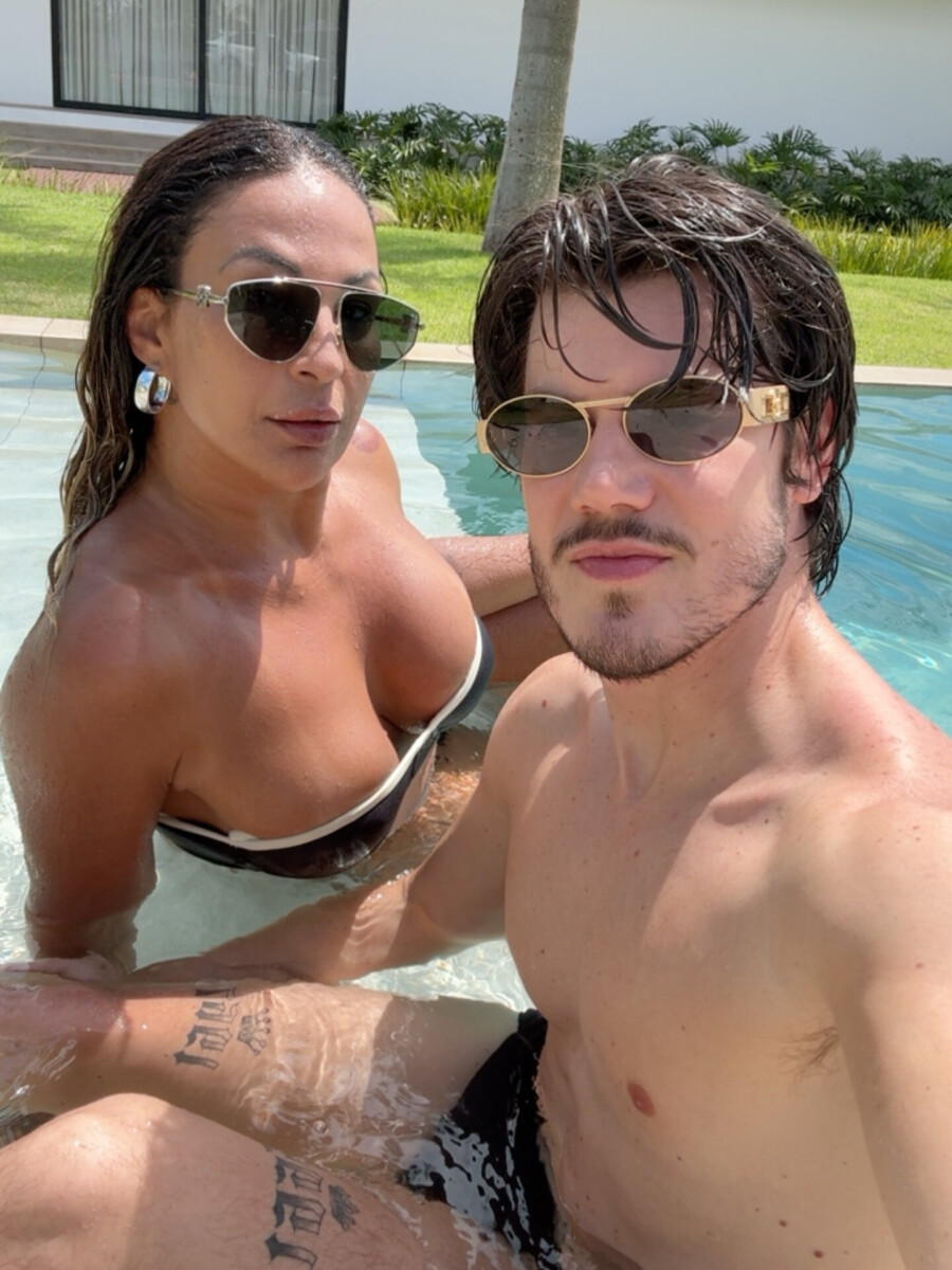 Valesca Popozuda ao lado do médico Danilo Bravo em uma piscina curtindo o sol