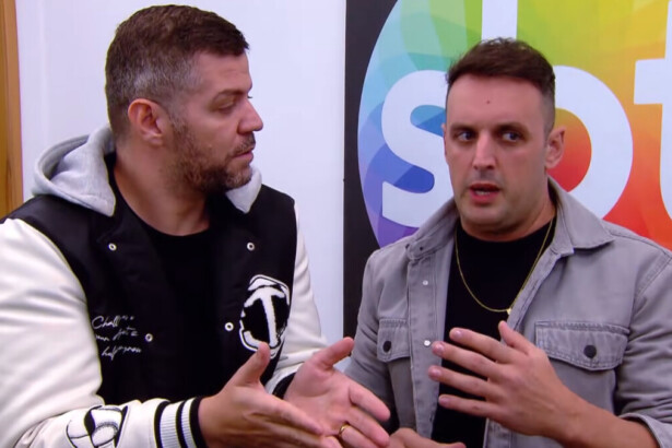 Victor Sarro e Rodrigo Capella posando em frente ao logo do SBT, em trecho da chamada de divulgação do Comédia SBT