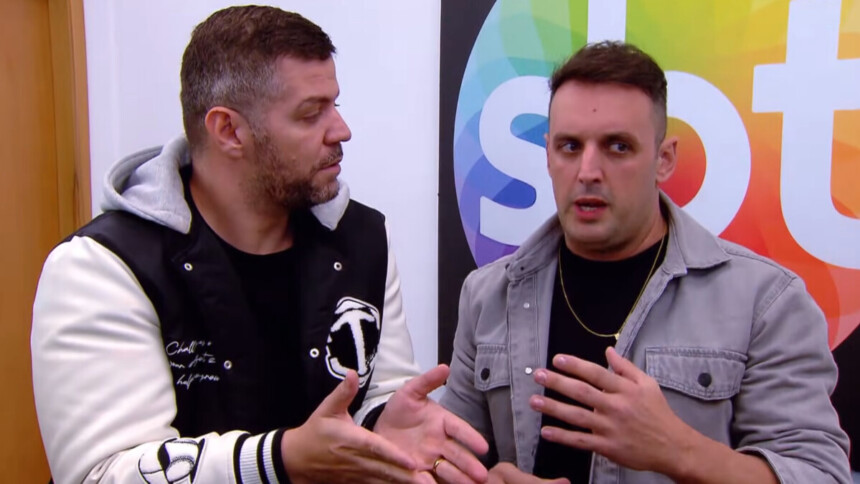 Victor Sarro e Rodrigo Capella posando em frente ao logo do SBT, em trecho da chamada de divulgação do Comédia SBT