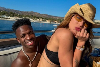 Virginia Fonseca e Vini Jr. sorridentes em um passeio de barco