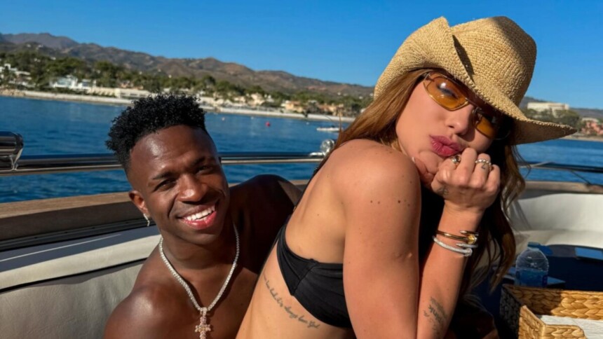 Virginia Fonseca e Vini Jr. sorridentes em um passeio de barco