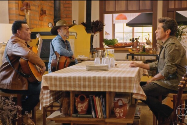 Durval e Alladin sentados frente a frente com Daniel na fazenda do Viver Sertanejo