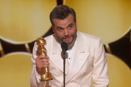 Wagner Moura segurando a estatueta após vencer o Globo de Ouro
