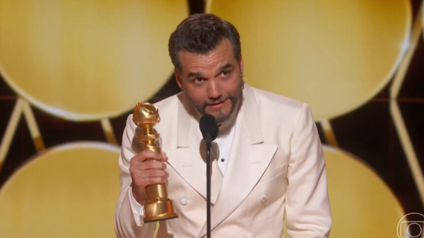 Wagner Moura segurando a estatueta após vencer o Globo de Ouro