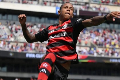 Wallace Yan comemorando gol com a camisa do Flamengo