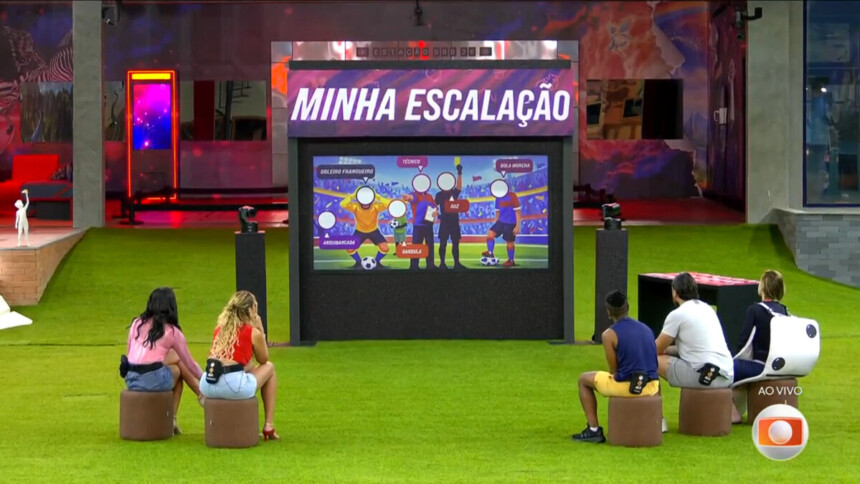 Brothers sentados no gramado olham para o painel da escalação do Sincerão no BBB 26