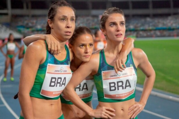 Três atrizes em trecho do filme 4x100 - Correndo Por Um Sonho, em uma pista de atletismo