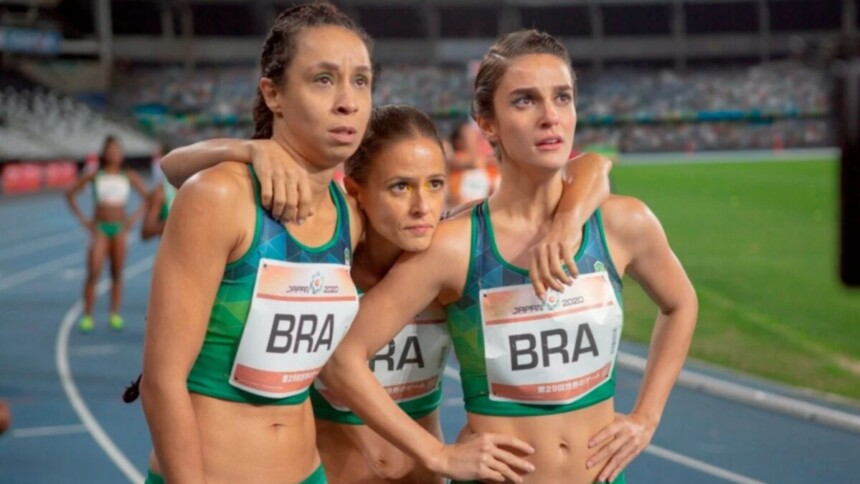 Três atrizes em trecho do filme 4x100 - Correndo Por Um Sonho, em uma pista de atletismo