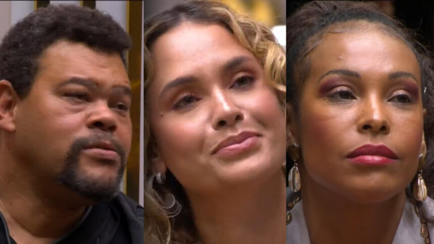 Babu, Sarah e Sol sentados no sofá do BBB 26 durante a formação do quarto Paredão