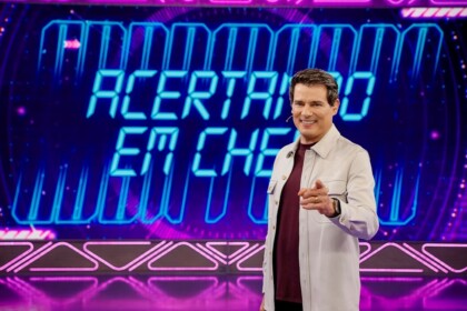 Celso Portiolli em frente ao telão com o logo do novo game Acertando em Cheio do Domingo Legal