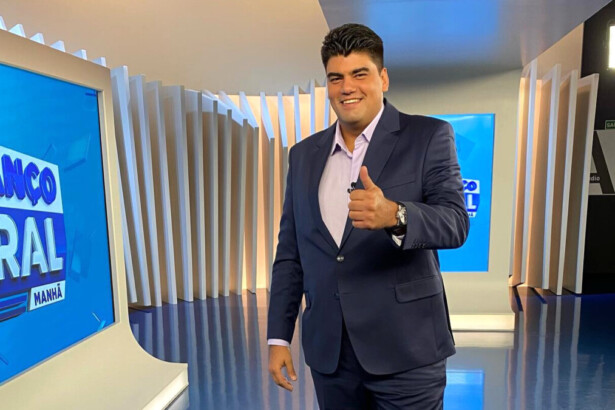 André Azaredo em pé no cenário do Balanço Geral da RECORD