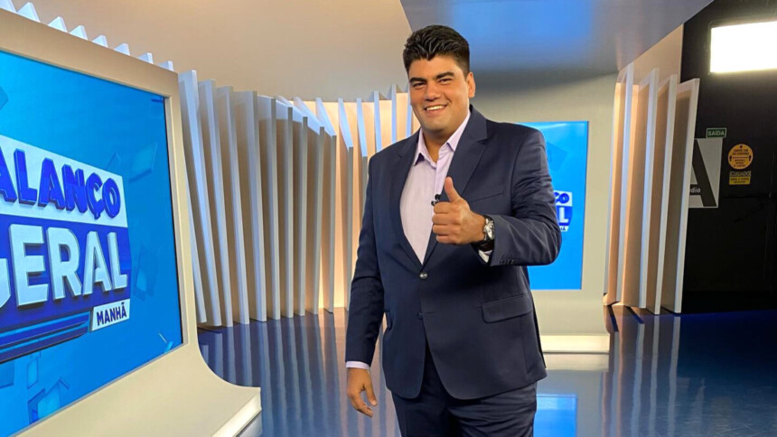 André Azaredo em pé no cenário do Balanço Geral da RECORD