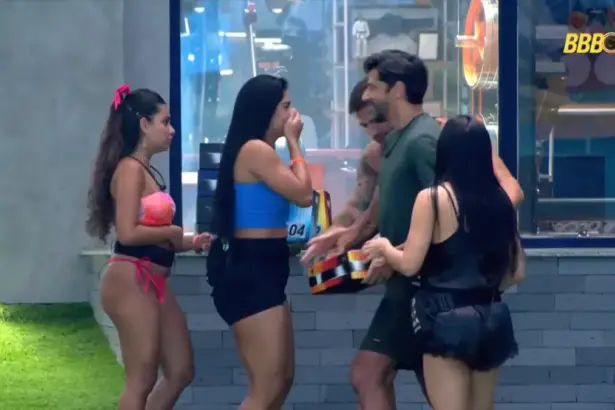 Alberto Cowboy descobre o poder na caixa da Máquina do Poder e aliados se divertem