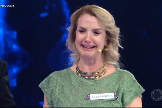 Alessandra Scatena chora no palco do Acerte ou Caia!