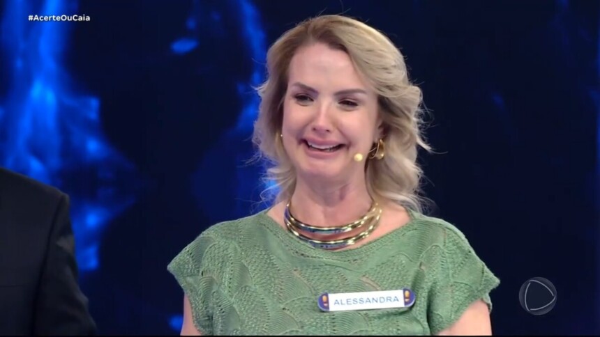 Alessandra Scatena chora no palco do Acerte ou Caia!