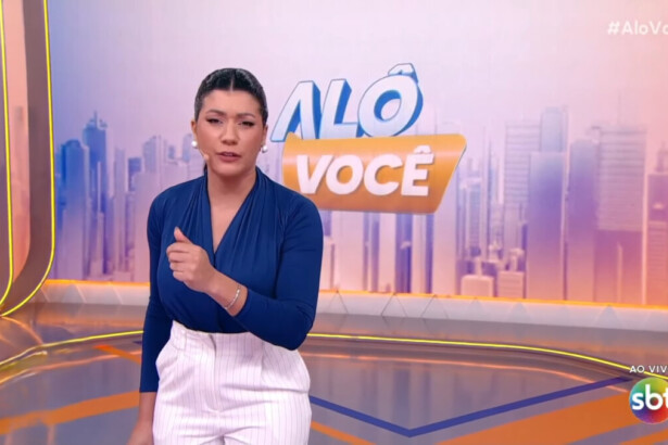 Dani Brandi em pé no cenário do Alô Você