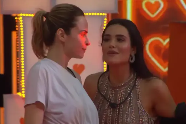 Ana Paula olha para Jordana na pista de dança do BBB 26