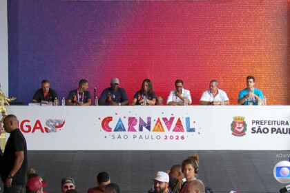 Mesa diretora na apuração do Carnaval de SP 2026