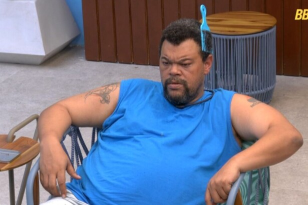 Babu, em conversa na área externa do BBB 26, com um pente preso nos cabelos