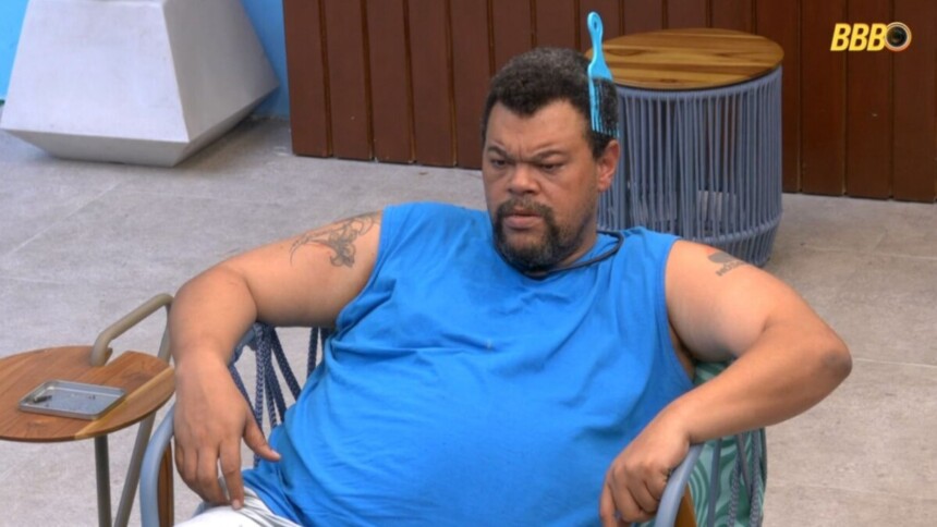 Babu, em conversa na área externa do BBB 26, com um pente preso nos cabelos