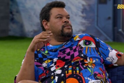 Babu com um cigarro na mão na área externa do BBB 26