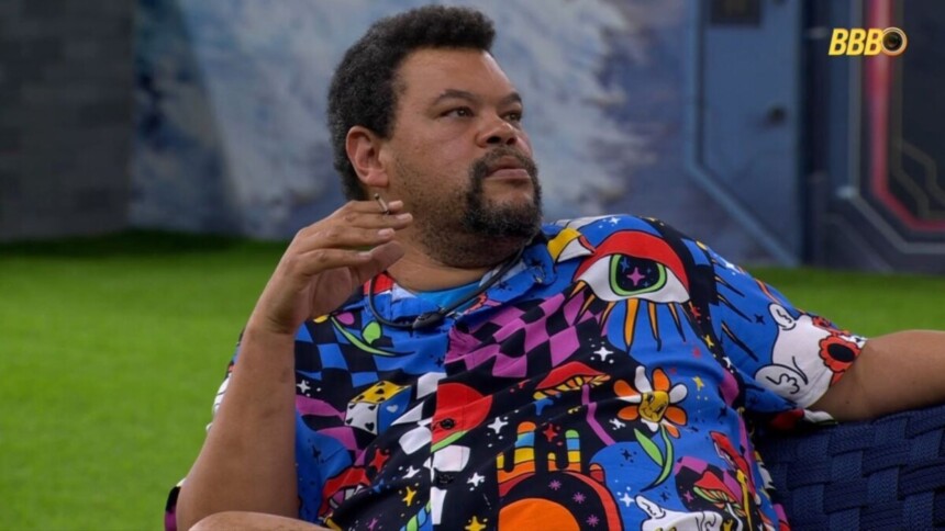 Babu com um cigarro na mão na área externa do BBB 26