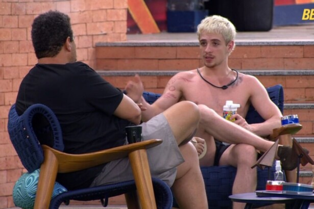 Babu e Juliano sentados em conversa na área externa do BBB 26