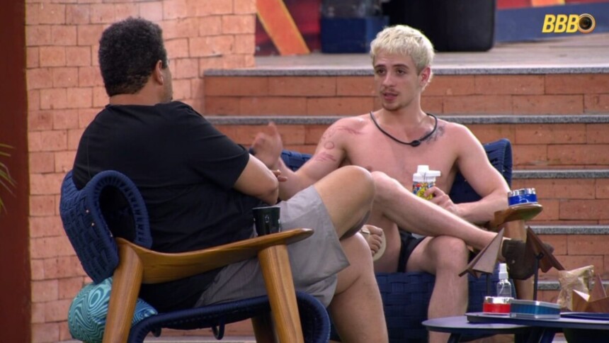 Babu e Juliano sentados em conversa na área externa do BBB 26