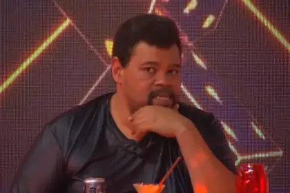 Babu Santana olha por baixo para Solange Couto de longe na festa do BBB 26