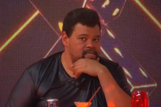 Babu Santana olha por baixo para Solange Couto de longe na festa do BBB 26