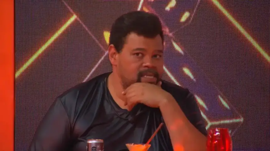 Babu Santana olha por baixo para Solange Couto de longe na festa do BBB 26