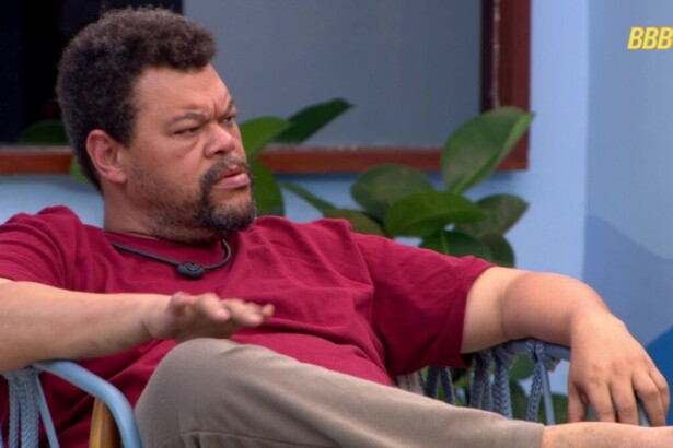 Babu Santana sentado no sofá da área externa do BBB 26