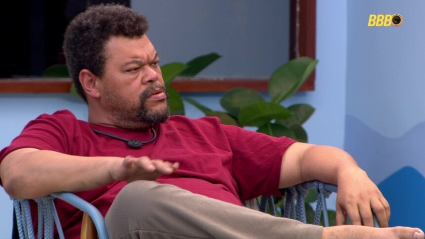 Babu Santana sentado no sofá da área externa do BBB 26