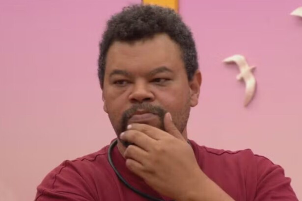Babu Santana com a mãos no queixo, expondo um plano no Quarto Sonho de Voar no BBB 26