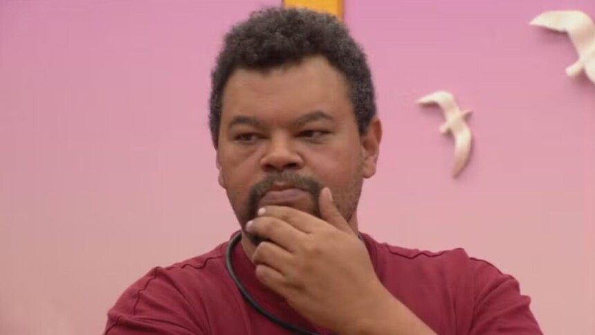 Babu Santana com a mãos no queixo, expondo um plano no Quarto Sonho de Voar no BBB 26