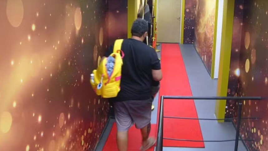 Babu no corredor do quarto do segundo andar após trocar de quarto no BBB 26