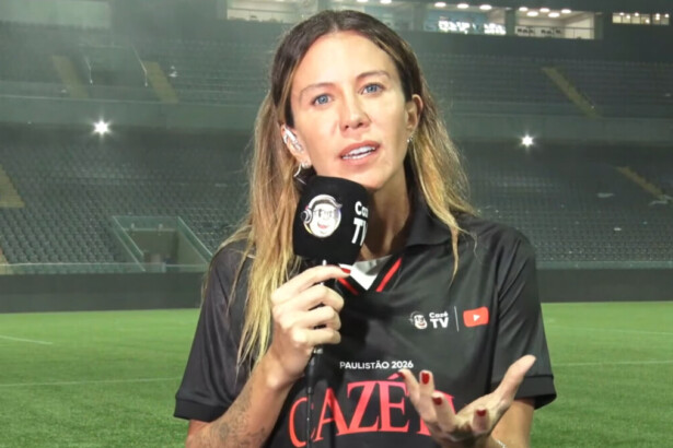 Bárbara Coelho em transmissão ao vivo da CezéTV na beira do gramado