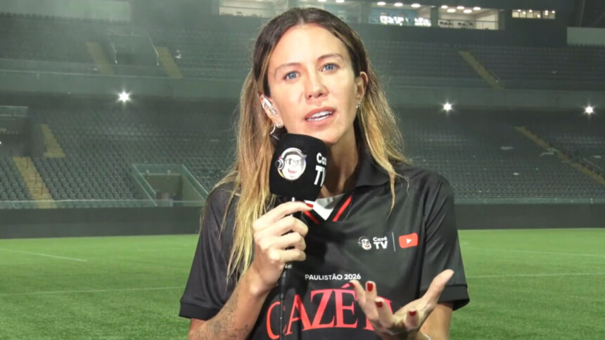 Bárbara Coelho em transmissão ao vivo da CezéTV na beira do gramado