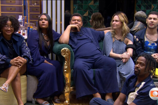 Milena, Chaiany, Babu, Ana Paula, Leandro e Marcelo sentados no sofá do BBB 26 no início da dinâmica do do Duelo de Risco