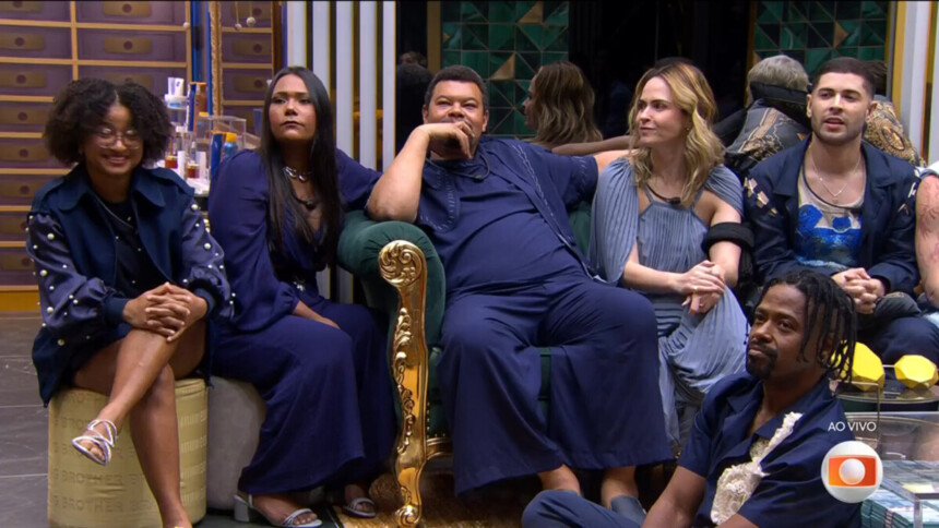 Milena, Chaiany, Babu, Ana Paula, Leandro e Marcelo sentados no sofá do BBB 26 no início da dinâmica do do Duelo de Risco