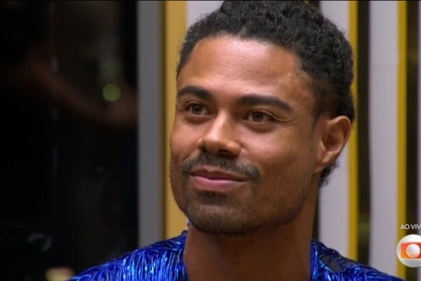 Breno olha para Tadeu explicando as regras do exílio do BBB 26